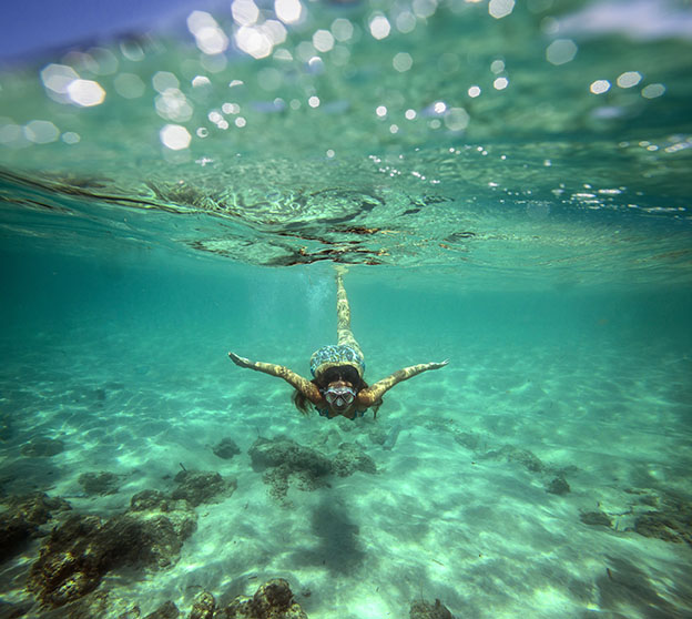 donna che fa snorkeling in Croazia